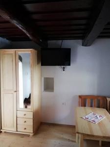 Habitación con mesa, armario y TV. en Chyžka Stará Hora, en Sebechleby