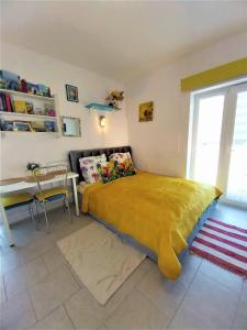 Ένα ή περισσότερα κρεβάτια σε δωμάτιο στο Geltoni apartamentai