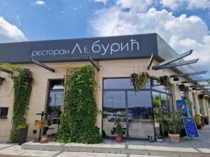 Restoran Leburic في Prnjavor: يوجد متجر عليه لافتة