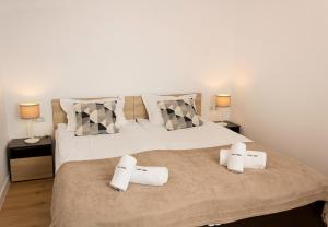 una camera da letto con un letto grande con due asciugamani sopra di Seaview Haven - Elegant 2BD Flat in Balchik by Flat Mаnager a Balchik