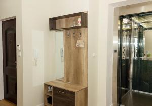 un bagno con doccia e un mobiletto in legno di Seaview Haven - Elegant 2BD Flat in Balchik by Flat Mаnager a Balchik Altre 23 foto