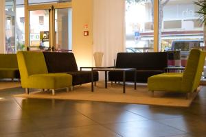 ein Zimmer mit zwei Stühlen und einem Tisch in einem Laden in der Unterkunft Hotel Eden in Lido di Jesolo