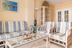 sala de estar con 2 sillas y mesa de centro en Apartamento 305, en Marbella