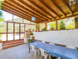 ein Esszimmer mit einem blauen Tisch und Stühlen in der Unterkunft Cubo's Cortijo La Palmera in Cártama