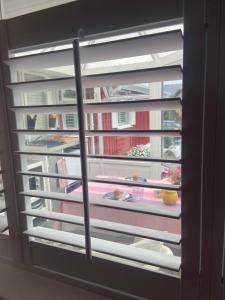 een raam met uitzicht op een gebouw buiten bij Barrow Harbour studio apartment in Tralee