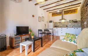 sala de estar con sofá y mesa en Nice Home In Adra With Private Swimming Pool, Can Be Inside Or Outside en Adra