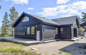 una casa negra con techo negro en Lovely Home In Passebekk With House A Mountain View en Omholt