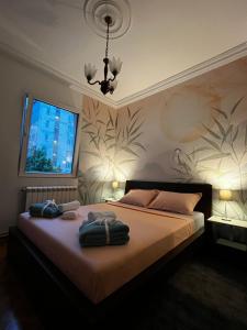 una camera da letto con un letto e due asciugamani di Apartman Sasha 1 a Sajmište