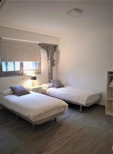 two beds in a room with at Moderno apartamento en el corazón de Madrid Sol in Madrid