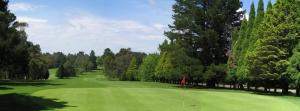 uma vista para um campo de golfe com árvores e um buraco em The Manor in Blue Mountains em Wentworth Falls