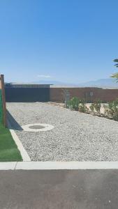 una gran entrada de grava con un edificio en el fondo en RV51-Lot-Paradise RV Park en Desert Hot Springs