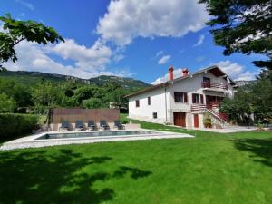 a house with a yard with a swimming pool at Kuća Sonja in Vranje
