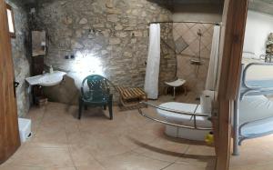 y baño con bañera, lavabo y aseo. en Albergue Casa Fumenal, en Padarniu