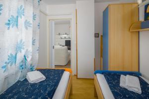 a small room with two beds and a mirror at Kukci Apartment in Kukci