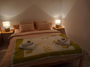ein Schlafzimmer mit einem Bett mit zwei Handtüchern darauf in der Unterkunft Pyramid Gardens in Visoko