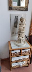 ピサにあるアルフィエーリ ベッド ＆ ブレックファーストの傾斜塔模型台