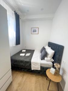 une petite chambre avec un lit et une table dans l'établissement Apartman Ana, Zadar, à Zadar