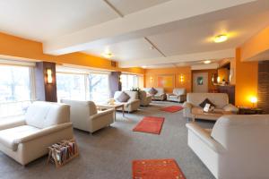 ein großes Wohnzimmer mit Sofas und Tischen in der Unterkunft Hotel Imperial in Hamburg