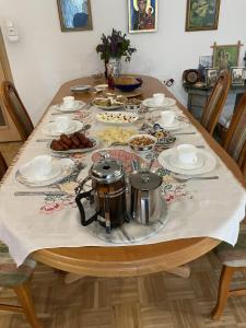 uma mesa de jantar com uma panela e pratos em Kopice Nature Residence Near Lake Dabie em Kopice