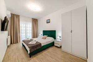 um quarto de hotel com uma cama e uma janela em Lexxa 3 Casa Del Mar-Mamaia Nord em Mamaia