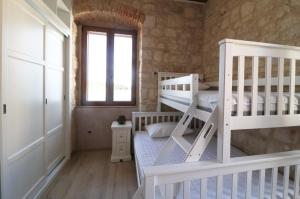 Postel nebo postele na pokoji v ubytování Luxury Seafront Suite Fabri