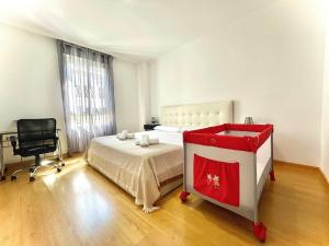 1 dormitorio con cama, silla y escritorio en Luxury Duplex 200 M2 Terrace Parking StayInSeville en Sevilla