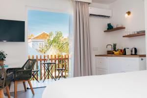 een keuken en een woonkamer met uitzicht op een balkon bij Pietermaai Oasis in Willemstad