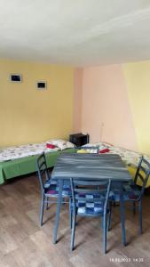 Cette chambre comprend une table, des chaises et un lit. dans l'établissement Lucky Kitten , High Tatras, à Nová Lesná