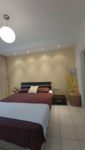 sypialnia z dużym łóżkiem w pokoju w obiekcie 5 YILDIZLI OTEL KONFORU w mieście Antalya