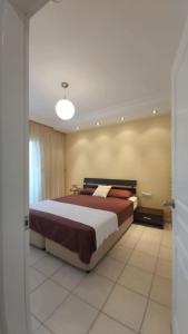 a bedroom with a large bed in a room at 5 YILDIZLI OTEL KONFORU in Antalya