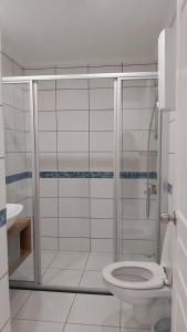 łazienka z prysznicem i toaletą w obiekcie 5 YILDIZLI OTEL KONFORU w mieście Antalya