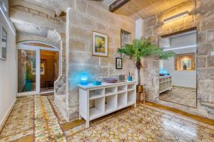 baño con pared de piedra en Le Petit Voyage - CHILL OUT en Cospicua