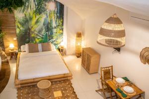 1 dormitorio con 1 cama y 1 mesa en Le Bali Safranier Vieil Antibes en Antibes