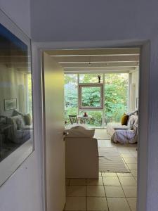 pokój z drzwiami otwierającymi się na salon w obiekcie Haus am Schloss w mieście Heimesreutin