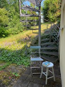 niebiesko-białe krzesło siedzące obok schodów w obiekcie Haus am Schloss w mieście Heimesreutin
