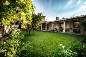 an image of a yard in front of a house at La Casa nel Borgo in Piadena +32 photos