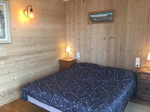 1 dormitorio con 1 cama y 2 mesitas de noche con lámparas en Vue Mont Blanc et toute la chaîne, en Combloux
