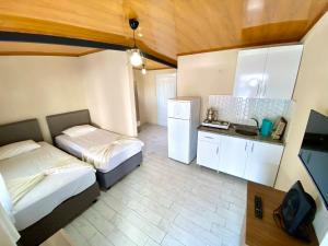 Habitación pequeña con 2 camas y cocina en Emir Pansiyon, en Marmara