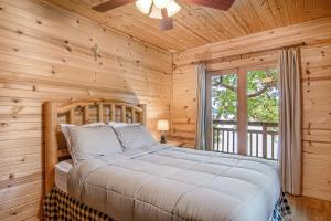 a bedroom with a bed in a log cabin at Lakeview Lookout in Wisconsin Dells