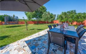 En have udenfor 3 Bedroom Awesome Home In Liznjan