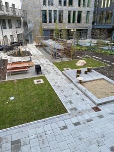 einen Park mit einer Bank und einem Picknicktisch in der Unterkunft Hyllie Appartement - New Construction in Malmö