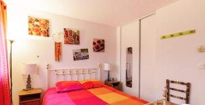 布拉尼亞克的住宿－2 CHAMBRES B&B PRÈS DE L'AÉROPORT ET DU MEETT，一间卧室配有一张带彩色毯子的床