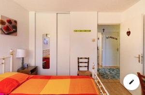 - une chambre avec un lit et une couverture colorée dans l'établissement 2 CHAMBRES B&B PRÈS DE L'AÉROPORT ET DU MEETT, à Blagnac