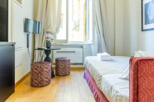 una camera d'albergo con un letto e due sgabelli di Casa Hygiea in Canton De' Fiori a Bologna