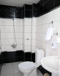 La salle de bains est pourvue de toilettes et d'un lavabo. dans l'établissement Deniz Hotel, à Finike