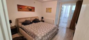 a living room with a couch and a bed at Apartament cu 1 camera spatios ,luminos . in Cugir
