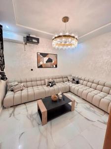 sala de estar con sofá y mesa de centro en Haut Standing VILLA OUJDA, en Oujda