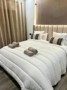 1 cama blanca grande con 3 almohadas en Haut Standing VILLA OUJDA, en Oujda