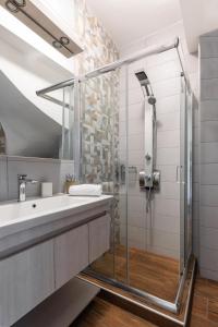 La salle de bains est pourvue d'un lavabo et d'une douche. dans l'établissement Arteon Villas, à Ágios Nikólaos