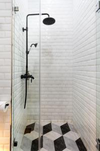 y baño con ducha acristalada. en S Loft Manado en Manado